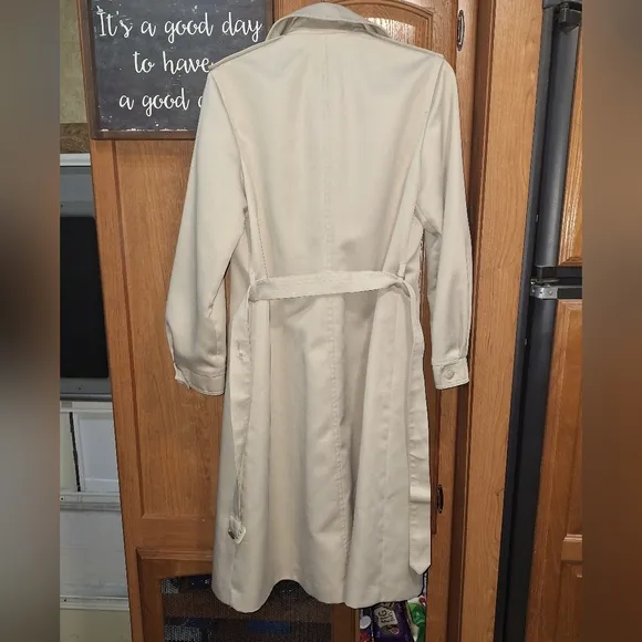 A London Fog ladie's trench coat in a size 10R. Pre-loved in good condition.