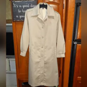 A London Fog ladie's trench coat in a size 10R. Pre-loved in good condition.