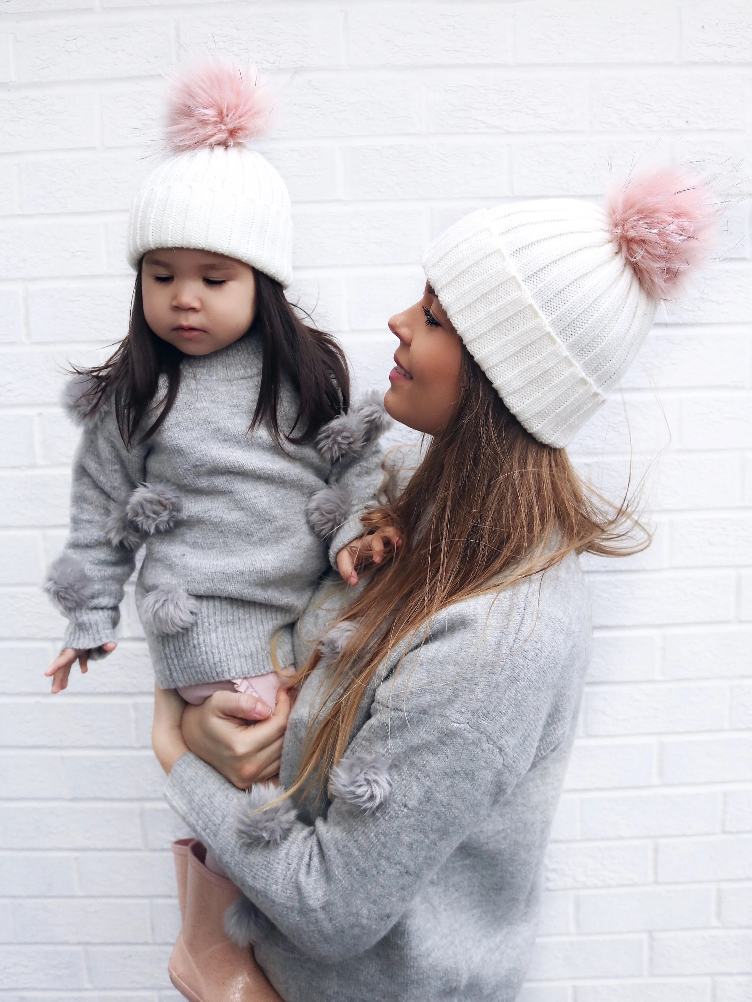 Cream bobble hat - ADULT
