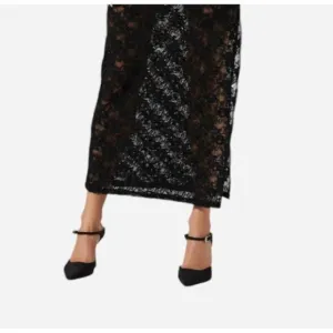 NEW ASTR roux skirt in black
