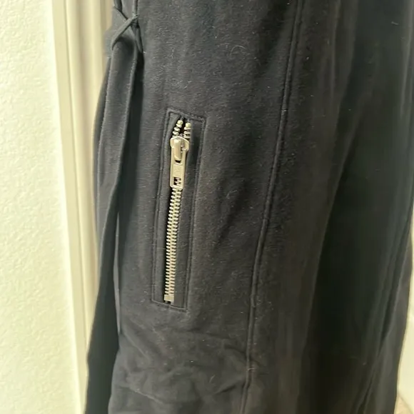 NWT-Chaser Black Long Trench Coat with Wide Lapels and Belt, zipper pockets