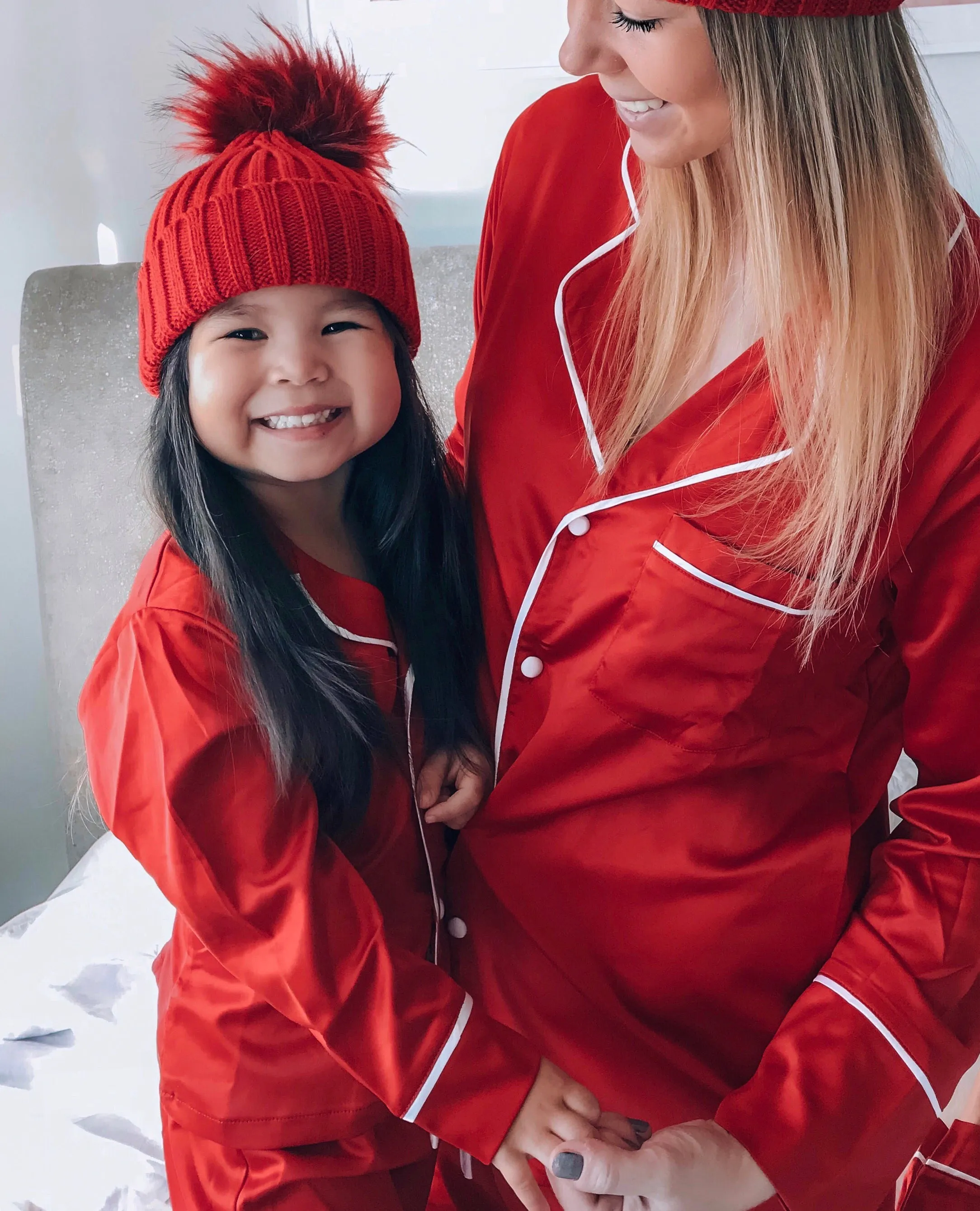 Red bobble hat (UNISEX) - CHILD